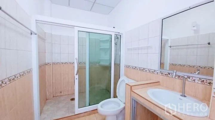 ทาวน์เฮาส์ ขาย - ห้องน้ำพร้อมตู้ชาวเวอร์กระจก อ่างล้างหน้า และโถสุขภัณฑ์