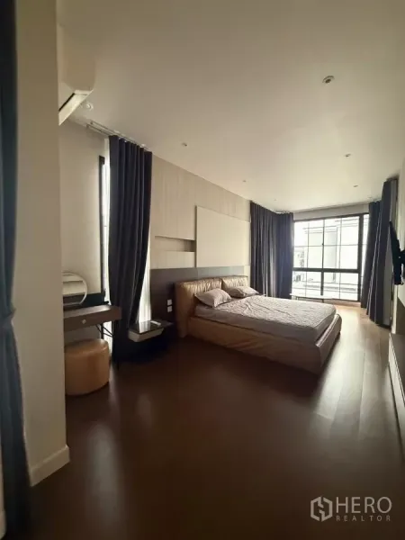 บ้าน ให้เช่าในSaphan Sung, Bangkok - ห้องนอนมาสเตอร์กว้างพร้อมโต๊ะเครื่องแป้งและหน้าต่างสูงเต็มผนัง