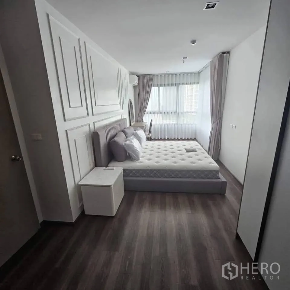公寓 for rent in Huai Khwang, Bangkok - 宽敞卧室，落地窗、纱帘与梳妆书写区。