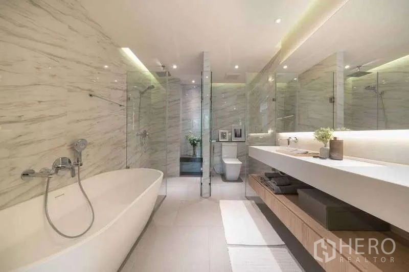 คอนโด ให้เช่าในWatthana, Bangkok - ห้องน้ำสไตล์สปากว้าง อ่างอาบน้ำ เคาน์เตอร์ยาว ผนังกั้นกระจก และผนังลายหินอ่อน