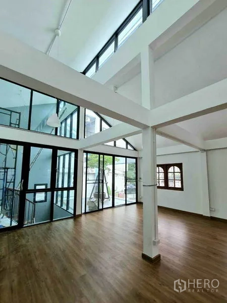สำนักงานที่บ้าน ให้เช่าในLat Phrao, Bangkok - สตูดิโอชั้นบนเพดานสูง ผนังกระจกเต็มบาน และพื้นไม้
