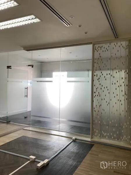 Office Space for rent in Khlong Toei, Bangkok - Bright meeting room behind sliding glass doors and a privacy screen.