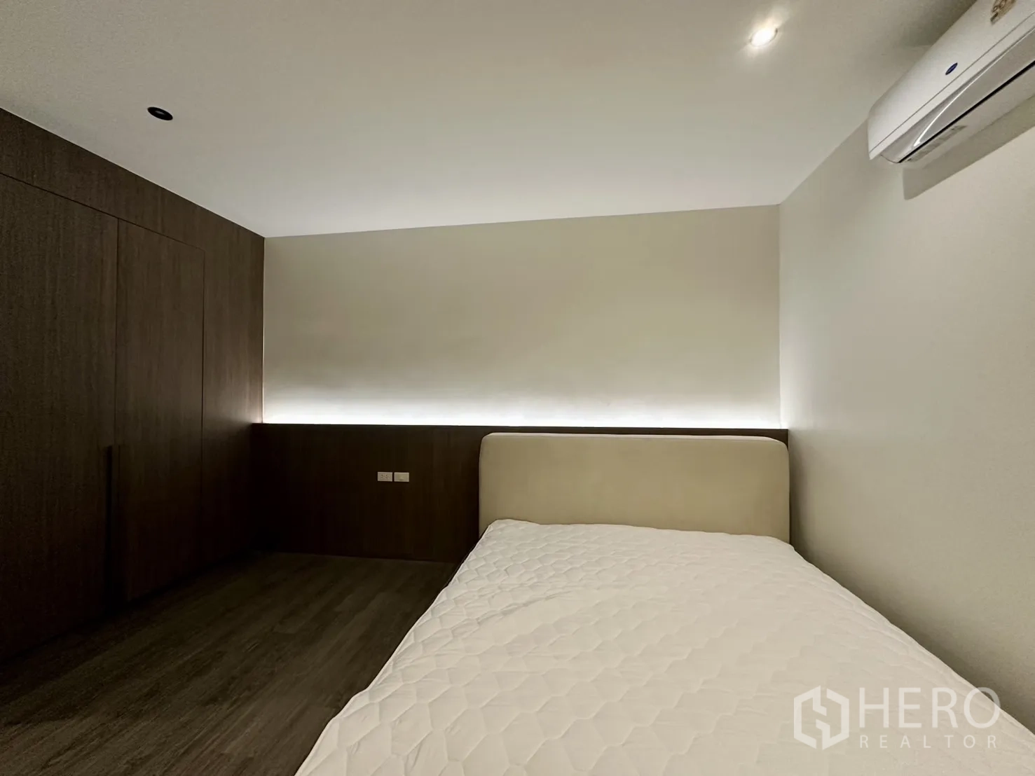 สำนักงานที่บ้าน ให้เช่าในPhra Khanong, Bangkok - ห้องนอนอบอุ่น เตียงบุผ้า ผนังไม้ และเครื่องปรับอากาศ