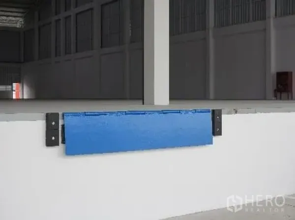 Warehouse for rent in Ban Bueng, Chon Buri - Edge-of-dock leveler and bumpers on a raised loading platform.