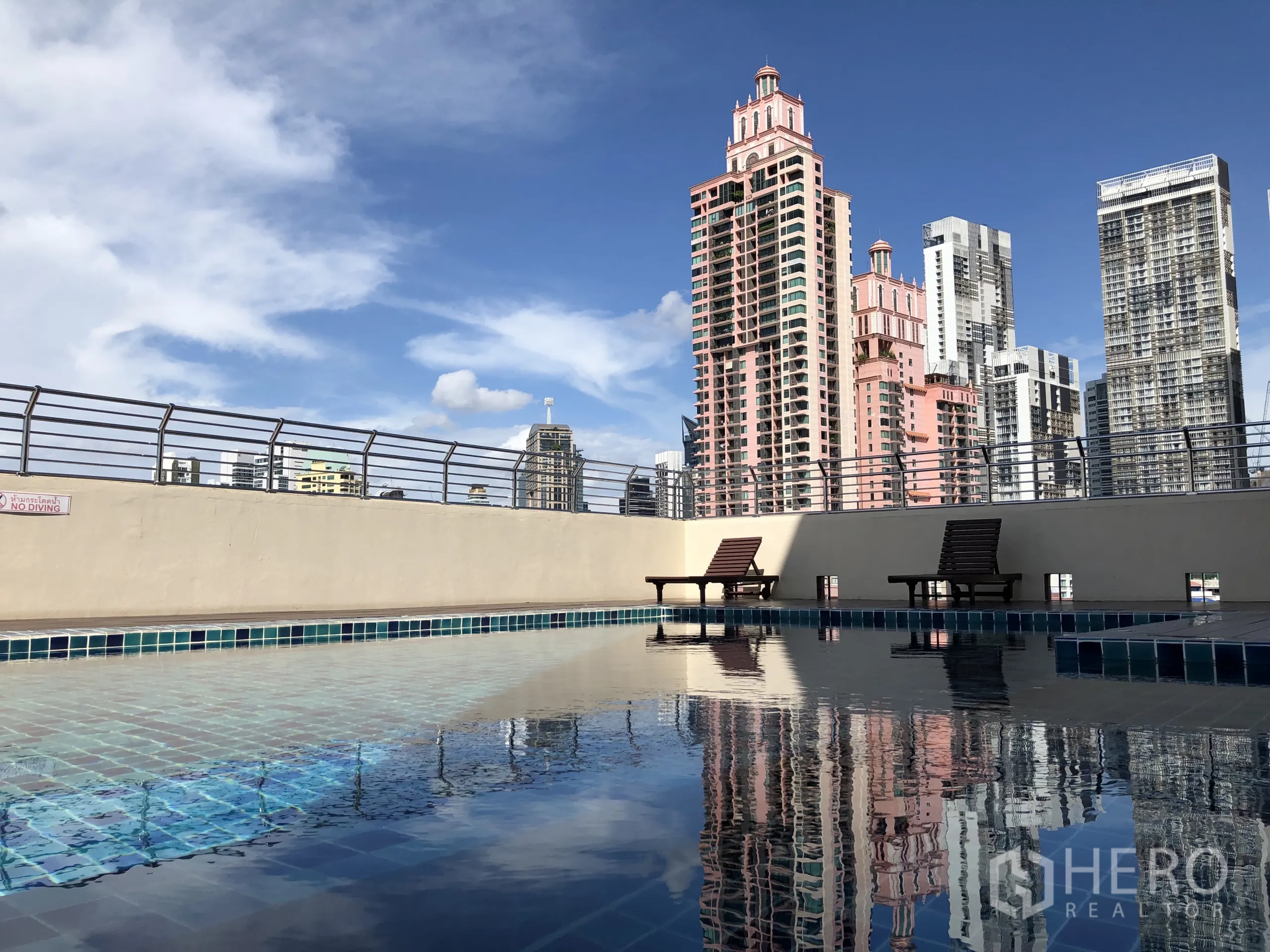 คอนโด ให้เช่าหรือขายในKhlong Toei, Bangkok - สระว่ายน้ำดาดฟ้าพร้อมเตียงอาบแดด ฉากหลังเป็นวิวเมืองกรุงเทพฯ
