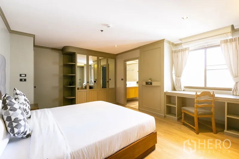 อพาร์ทเมนท์ ให้เช่าในKhlong Toei, Bangkok - ห้องนอนที่สองพร้อมตู้เสื้อผ้าบิวท์อิน โต๊ะเครื่องแป้ง และแสงธรรมชาติ
