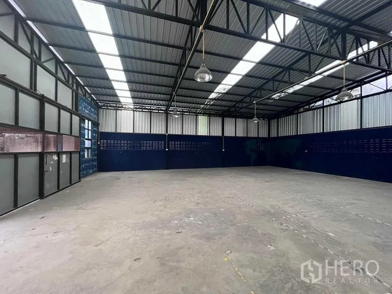 คลังสินค้า ให้เช่าในBang Kapi, Bangkok - พื้นที่โกดังโปร่ง เพดานทรัสสูง แผ่นโปร่งแสง พื้นคอนกรีต ในเขตบางกะปิ