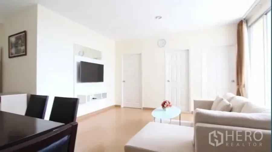 คอนโด ให้เช่าในWatthana, Bangkok - มุมมองห้องนั่งเล่นไปยังประตูห้องนอนสองบานและผนังทีวี