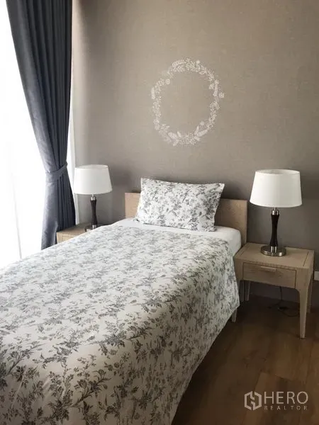 คอนโด ให้เช่าในKhlong Toei, Bangkok - ห้องนอนที่สอง เตียงเดี่ยว โต๊ะข้างเตียงคู่ และหน้าต่างสูงจรดเพดาน