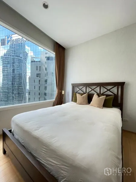 คอนโด ให้เช่าในWatthana, Bangkok - ห้องนอนเตียงไม้พร้อมหน้าต่างบานใหญ่เห็นวิวสกายไลน์