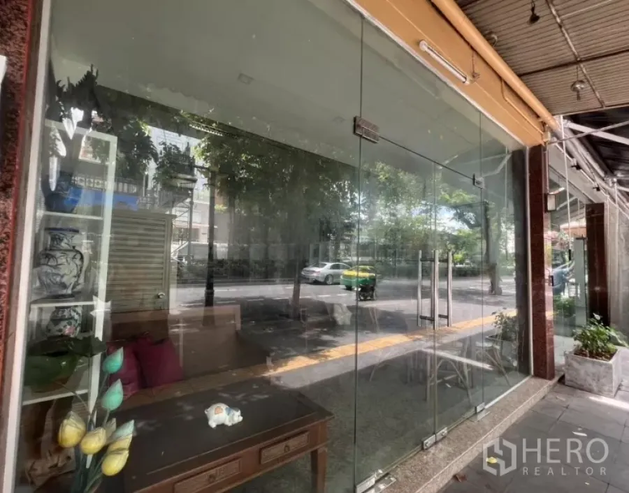 อาคารพาณิชย์ ให้เช่าในWatthana, Bangkok - หน้าร้านกระจกชั้นล่างของอาคารพาณิชย์ติดทางเท้าในเขตวัฒนา กรุงเทพมหานคร.