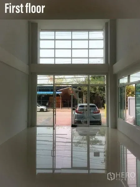 สำนักงานที่บ้าน ให้เช่าในMin Buri, Bangkok - ชั้นล่างเพดานสูง กระจกเต็มบาน พื้นเงา เปิดออกสู่ถนนด้านหน้า