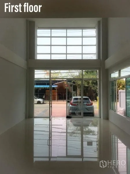 สำนักงานที่บ้าน ให้เช่าในMin Buri, Bangkok - ชั้นล่างเพดานสูง กระจกเต็มบาน พื้นเงา เปิดออกสู่ถนนด้านหน้า