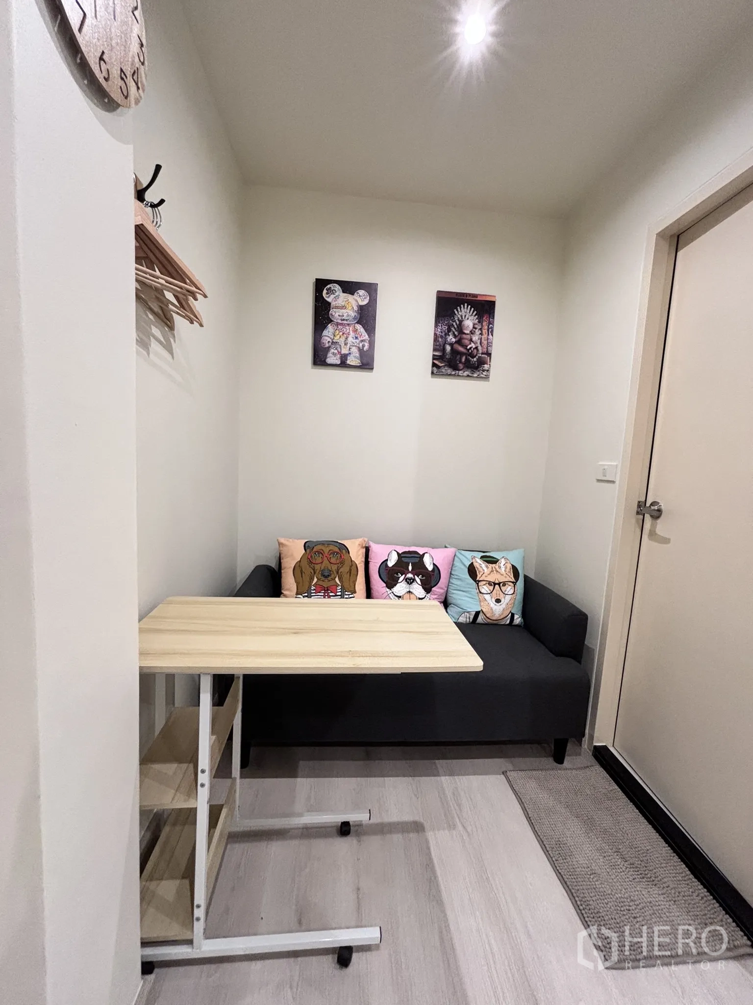 อาคารพาณิชย์ ให้เช่าในWatthana, Bangkok - มุมนั่งเล่นเล็ก โซฟาพร้อมหมอนลายการ์ตูนและโต๊ะล้อเลื่อน