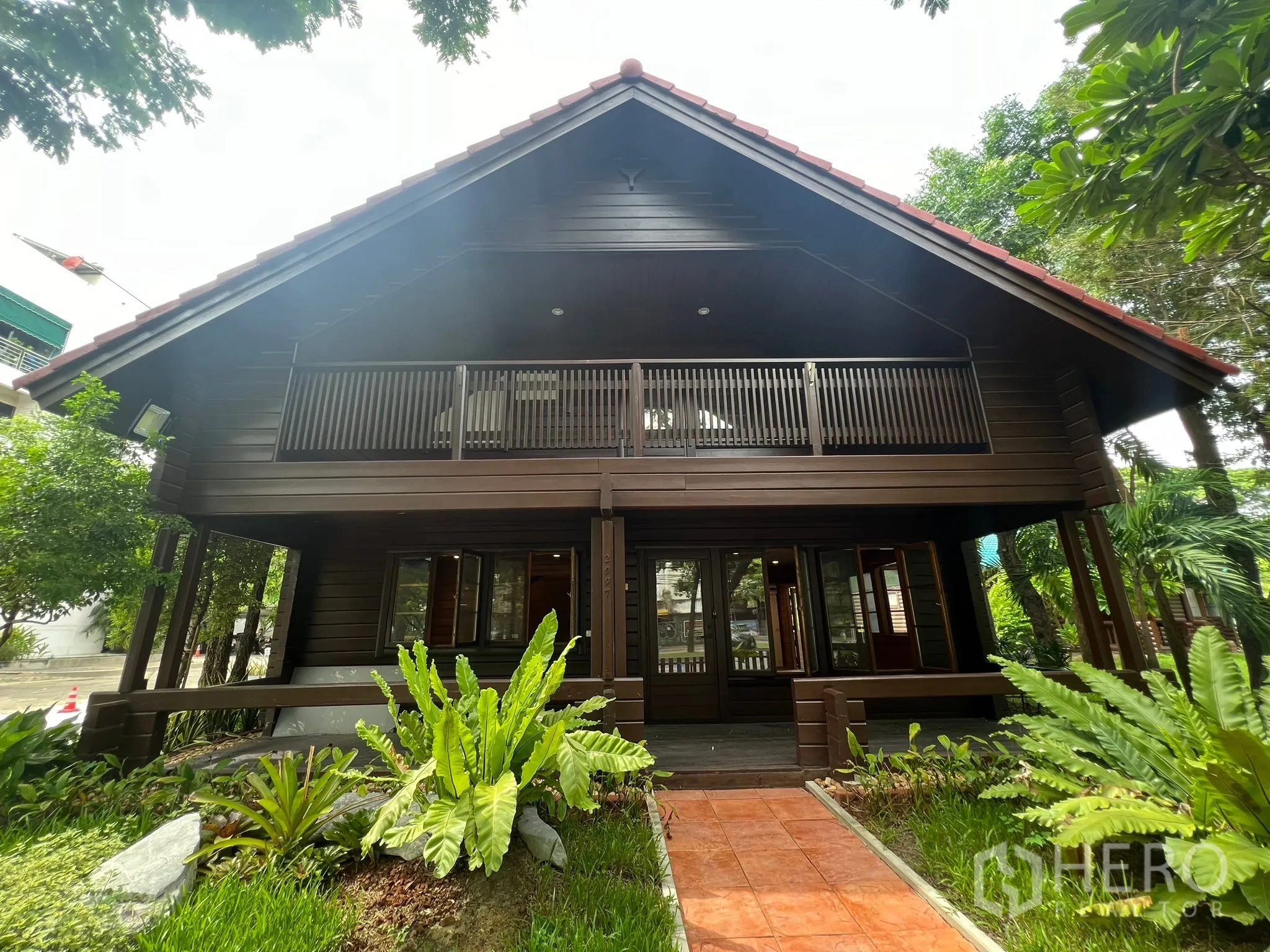 สำนักงานที่บ้าน ให้เช่าในSuan Luang, Bangkok - มุมหน้าบ้านสไตล์ไม้หลังคาจั่ว มีระเบียงชั้นบนและสวนจัดแต่ง