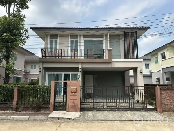 บ้าน ขายในSai Mai, Bangkok - บ้านเดี่ยวสองชั้นย่านสายไหม มีระเบียง ประตูรั้ว และที่จอดรถในร่ม