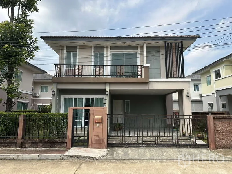 บ้าน ขายในSai Mai, Bangkok - บ้านเดี่ยวสองชั้นย่านสายไหม มีระเบียง ประตูรั้ว และที่จอดรถในร่ม