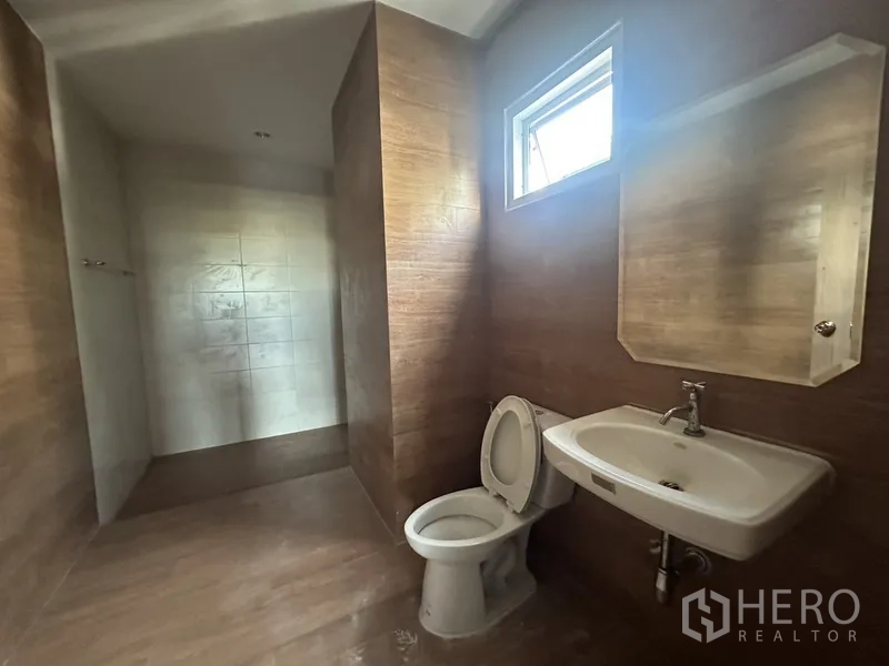 สำนักงานที่บ้าน ให้เช่าในPhra Khanong, Bangkok - ห้องออฟฟิศ/เก็บของขนาดกะทัดรัด ผนังสีดำ ประตูไม้