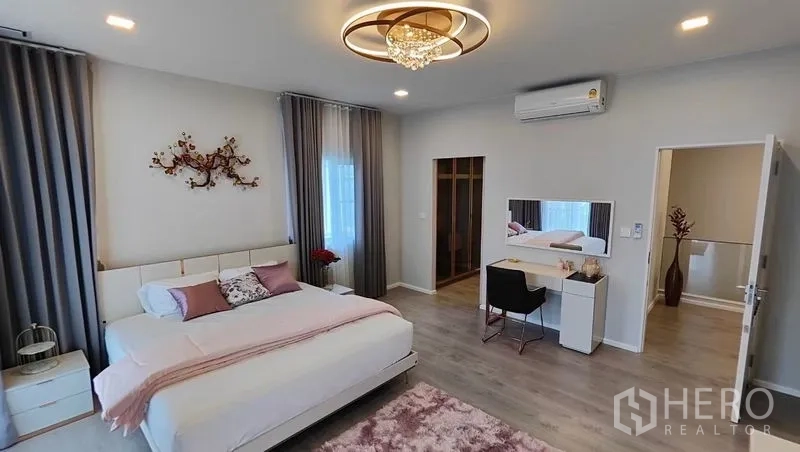 บ้าน ให้เช่าในPrawet, Bangkok - มุมห้องนอนมาสเตอร์เห็นโต๊ะเครื่องแป้งและทางเข้าวอล์กอินคลอเซ็ต