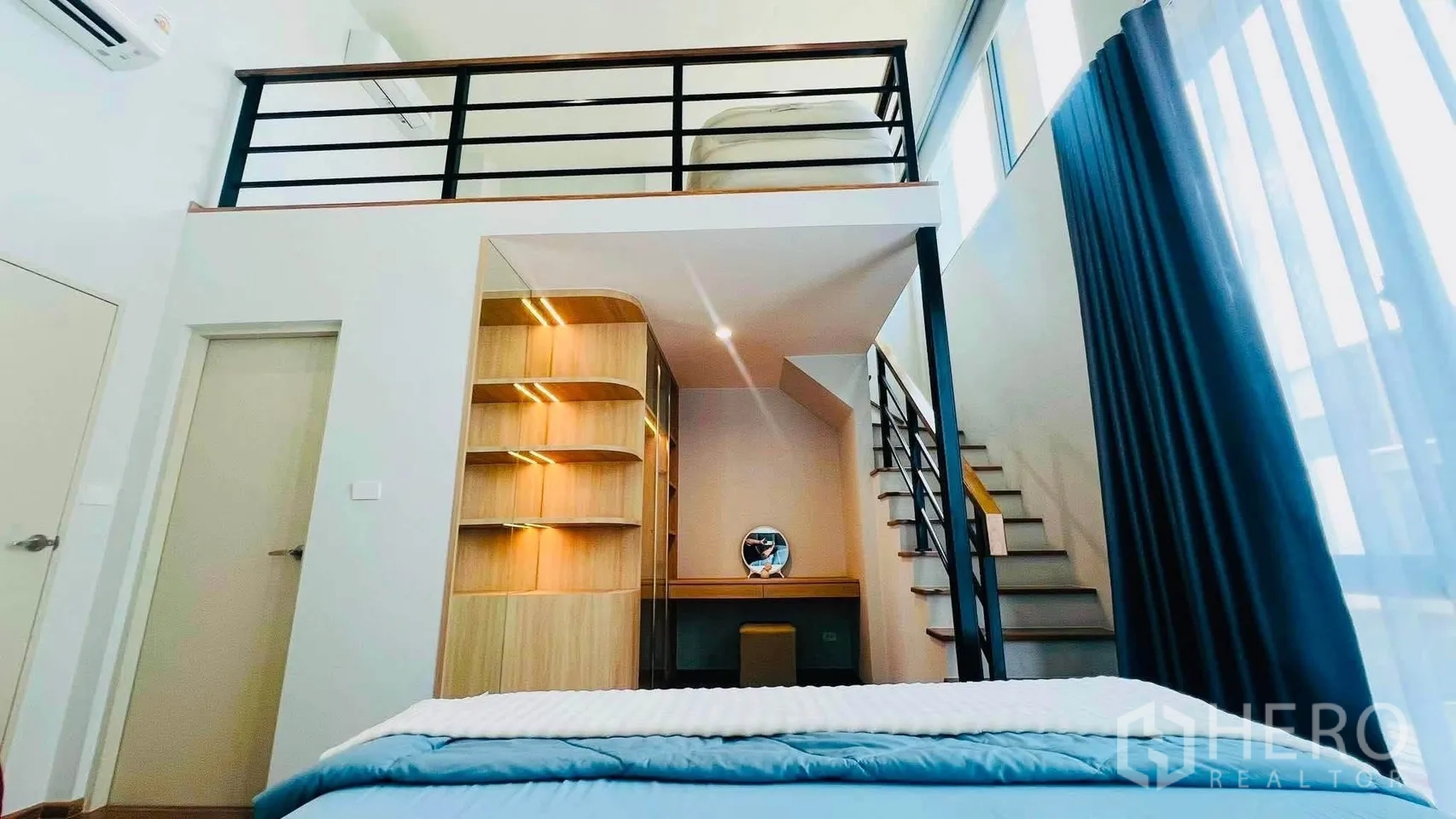 ทาวน์เฮาส์ for rent in Bang Phli, Samut Prakan - ห้องนอนใหญ่เพดานสูง มีชั้นลอย บันได และตู้ไฟส่องสว่าง