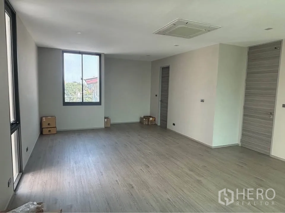 Home Office for rent or sale in Suan Luang, Bangkok - Double-height hall with towering windows bringing abundant daylight.