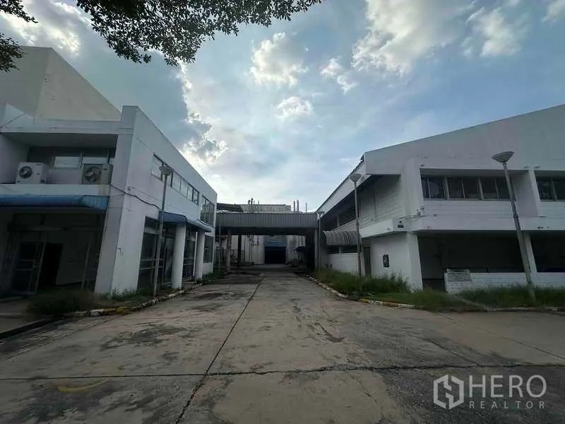 Factory for rent in Khlong Luang, Pathum Thani - Central lane between factory blocks connecting multiple buildings