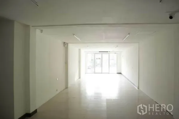 零售空间 出租在Watthana, Bangkok - 宽敞店内朝向推拉玻璃门，自然采光充足。