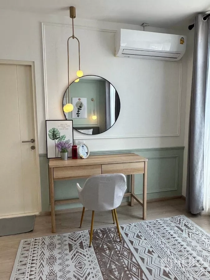 ทาวน์เฮาส์ ให้เช่าในBang Phli, Samut Prakan - มุมทำงานในห้องนอน กระจกกลม โคมแขวน และเครื่องปรับอากาศ