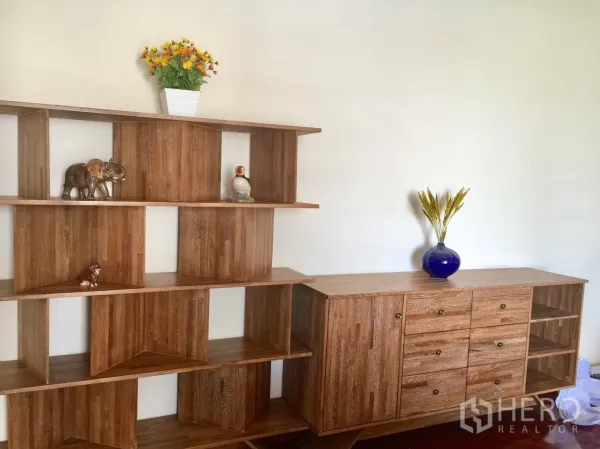 คอนโด ให้เช่าในKhlong Toei, Bangkok - ชั้นวางบิลท์อินและตู้ลิ้นชักไม้ในพื้นที่นั่งเล่นของคอนโด