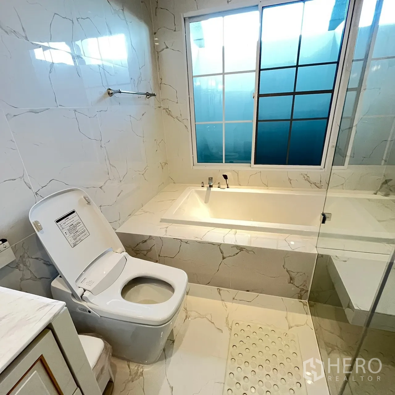 บ้าน ให้เช่าหรือขายในBang Khen, Bangkok - ห้องน้ำปูกระเบื้องลายหินอ่อน พร้อมอ่างอาบน้ำและโถสุขภัณฑ์อัตโนมัติ