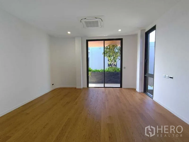 บ้าน ให้เช่าในWang Thonglang, Bangkok - ห้องนอนเปิดออกสู่ระเบียงกระบะต้นไม้