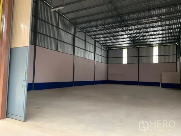 货栈 出租在Saphan Sung, Bangkok - 曼谷沙攀颂区高层钢结构仓库内部，混凝土地面与采光板，空间宽敞。