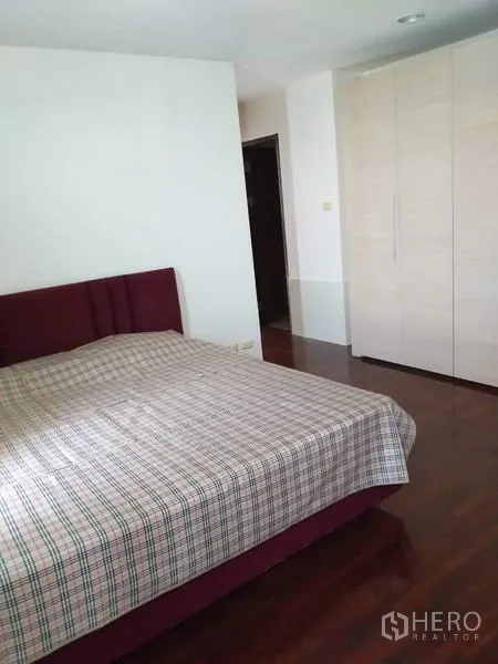 คอนโด ให้เช่าในBang Kho Laem, Bangkok - ห้องนอนมาสเตอร์ พื้นไม้ และตู้เสื้อผ้าบานใหญ่
