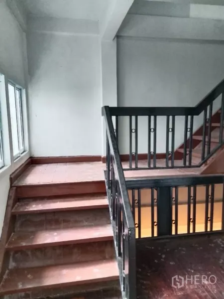 店屋 出租在Bang Rak, Bangkok - 转角楼梯平台，金属栏杆与侧窗。