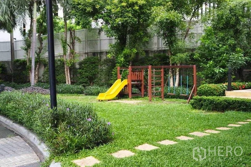 คอนโด ให้เช่าในWatthana, Bangkok - สวนสีเขียวพร้อมสนามเด็กเล่นและสไลเดอร์สีเหลือง
