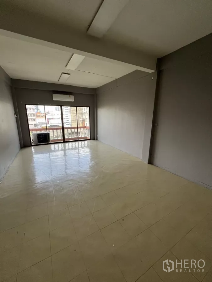 店屋 出租在Watthana, Bangkok - 带空调的房间，推拉玻璃门通往阳台与城市景观。