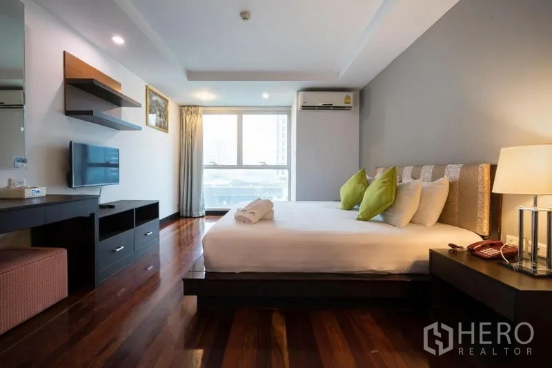 คอนโด ให้เช่าในWatthana, Bangkok - ห้องนอนใหญ่พื้นไม้ หน้าต่างบานใหญ่ มีทีวีและโคมไฟหัวเตียง
