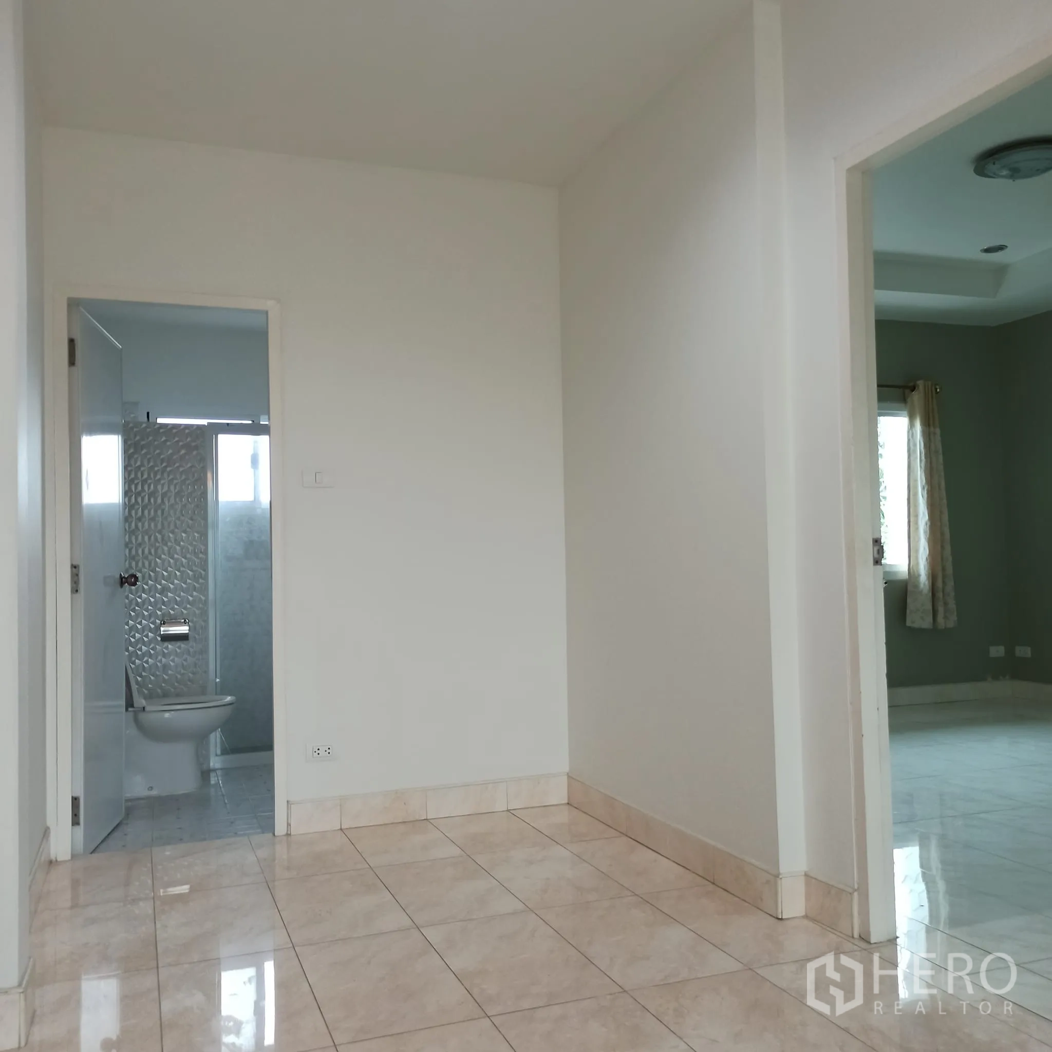 Townhouse for rent in Wang Thonglang, Bangkok - Upstairs landing with doorway to a bathroom and adjoining room.