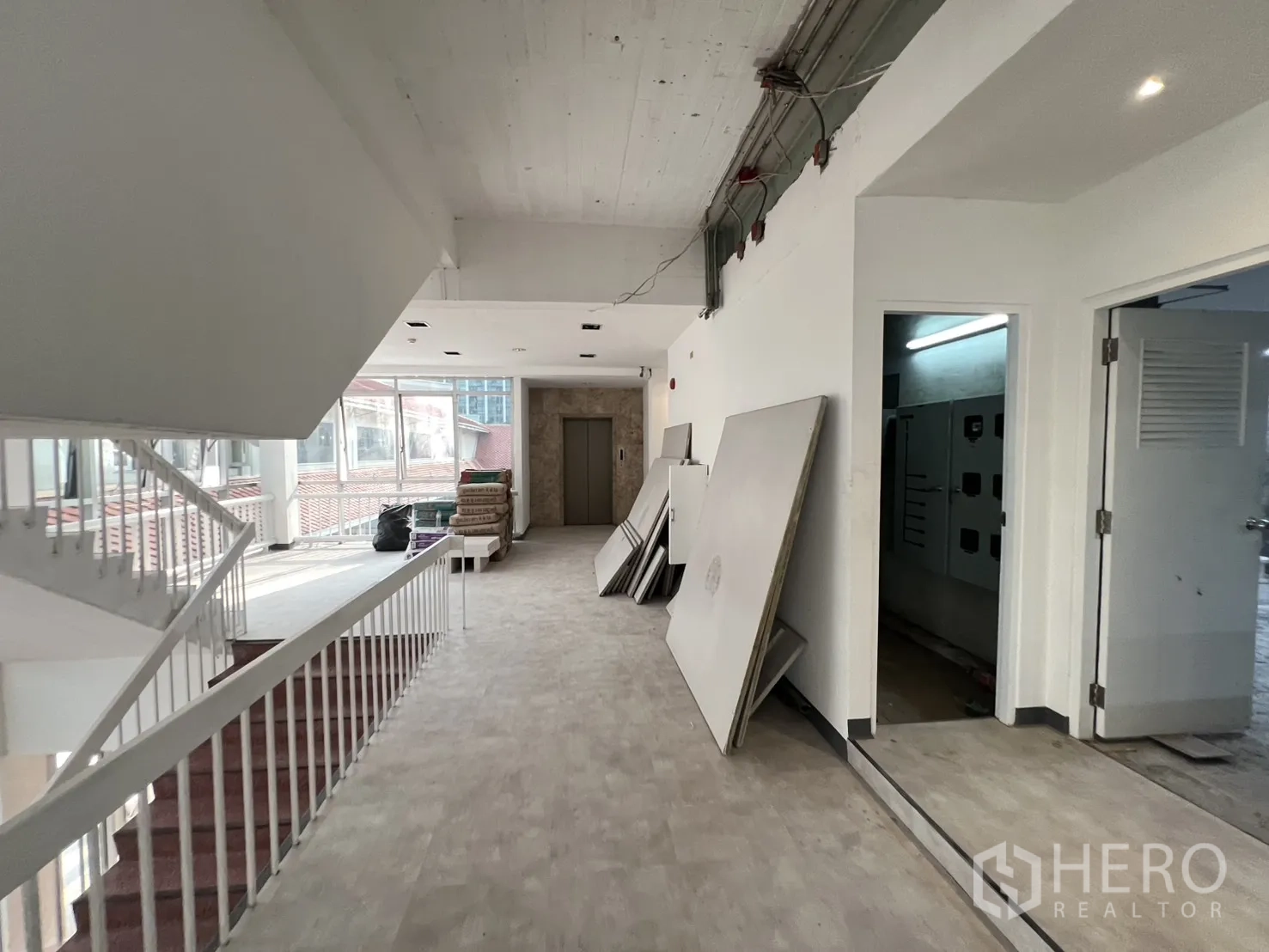 办公空间 出租在Watthana, Bangkok - 电梯前厅与楼梯平台，现场材料待最终装修。