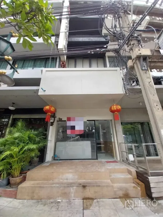 店屋 出租或出售在Watthana, Bangkok - 素坤逸55临街商铺外立面，玻璃门与红灯笼。