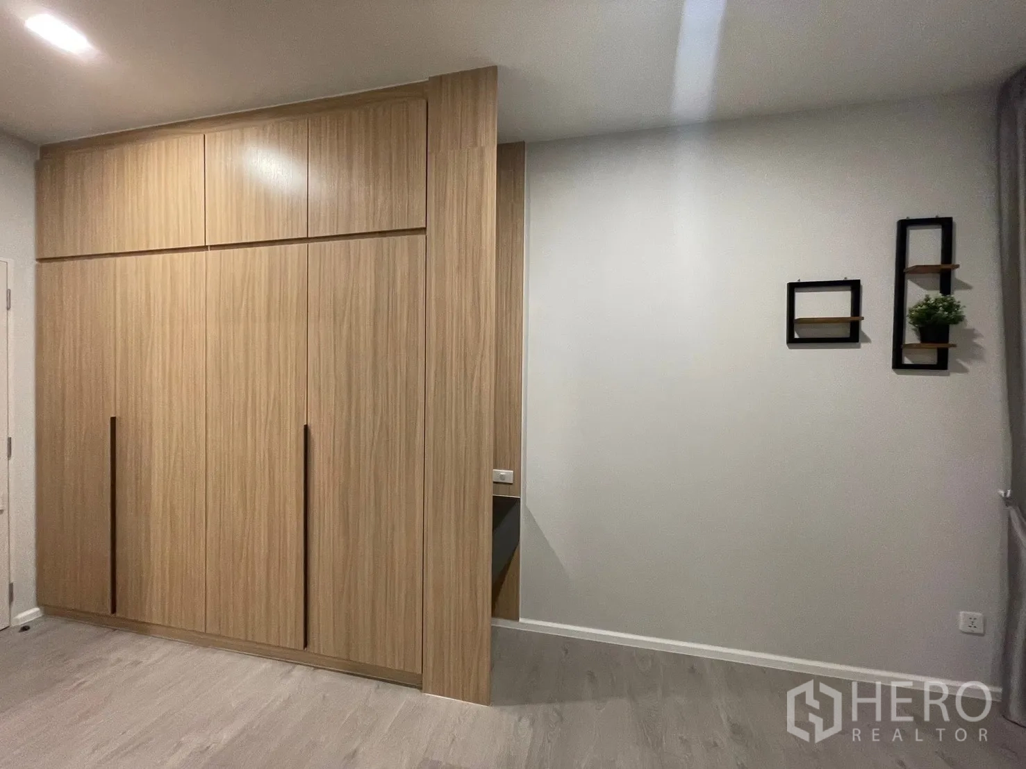 Detached House for rent in Prawet, Bangkok - Built-in wood wardrobes providing ample bedroom storage.