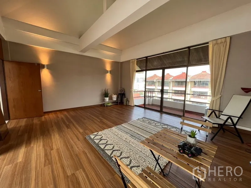 ทาวน์เฮาส์ ให้เช่าหรือขายในSuan Luang, Bangkok - ห้องพักผ่อนเพดานสูงมีคาน ประตูกระจกบานเลื่อนออกสู่ระเบียง