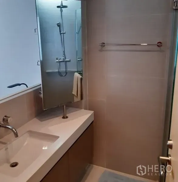 คอนโด ให้เช่าในKhlong Toei, Bangkok - ห้องน้ำโมเดิร์น เคาน์เตอร์อ่างล้างหน้า กระจก และโซนอาบน้ำกระจกกั้น