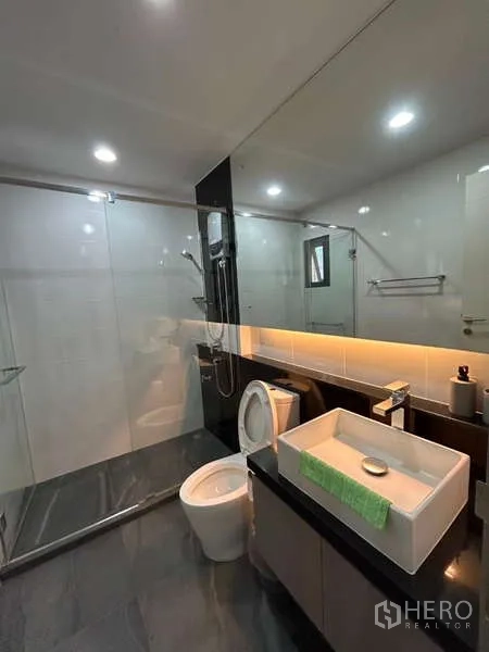 独立式住宅 出租在Bang Kapi, Bangkok - 当代风浴室，台上盆、马桶与无框玻璃淋浴间。