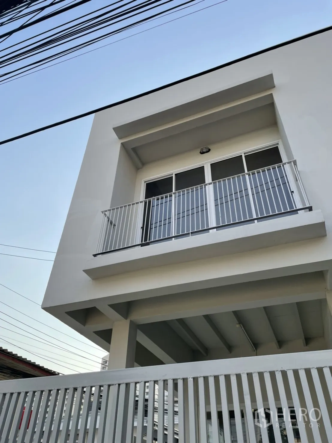 บ้าน ให้เช่าหรือขายในDin Daeng, Bangkok - มุมมองระเบียงชั้นบน ราวเหล็กของตัวบ้านสีขาว