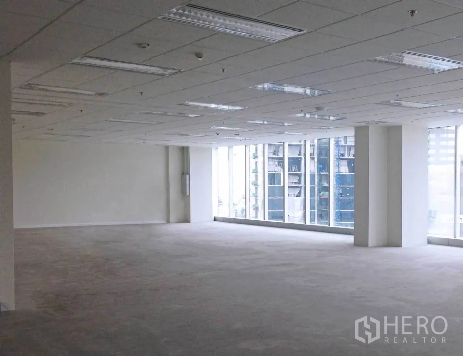 สำนักงาน ให้เช่าในBang Na, Bangkok - พื้นที่สำนักงานแปลนโล่ง พื้นพรม ฝ้าเพดานกริด พร้อมกระจกบานใหญ่รับแสงและวิวเมือง เขตบางนา กรุงเทพฯ
