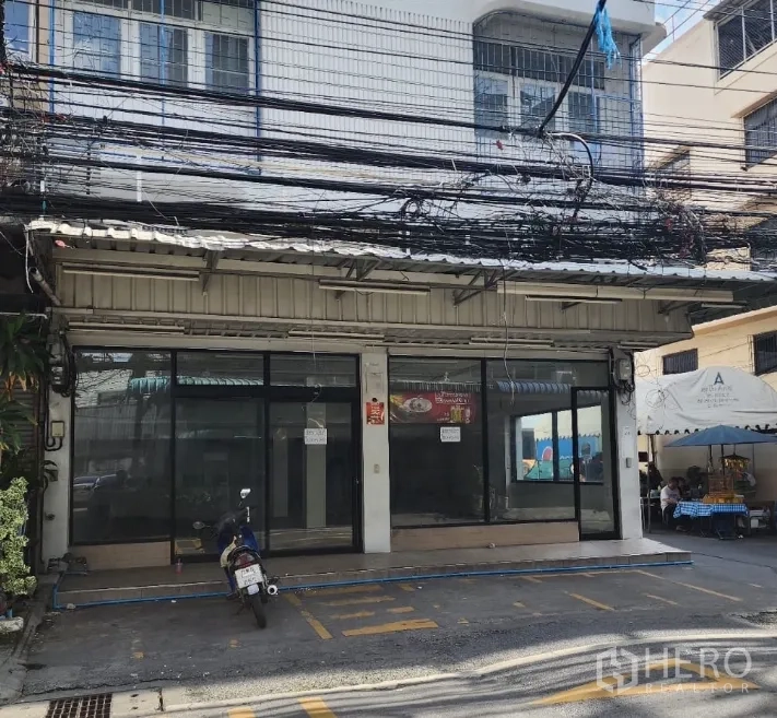 零售空间 出租在Suan Luang, Bangkok - 临街玻璃店面，地面有停车标线，位于曼谷社区巷内。