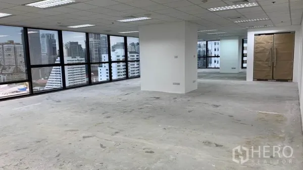 办公空间 出租在Ratchathewi, Bangkok - 明亮的开放式办公室，转角大窗俯瞰曼谷天际线。