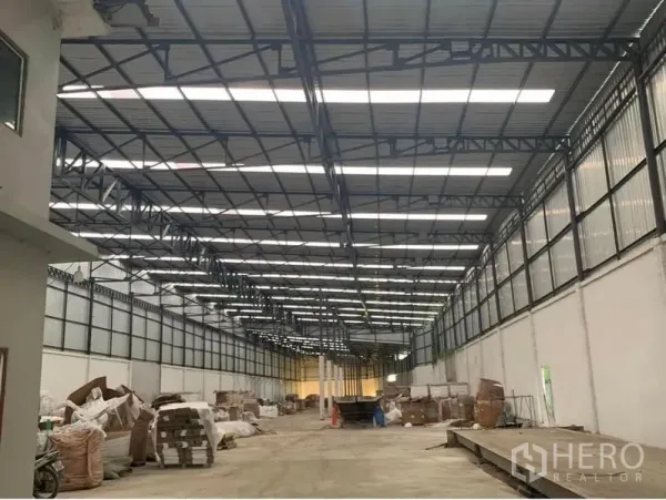 货栈 出租在Nakhon Pathom - Don Tum 仓库内部，钢结构高顶与采光板，混凝土地面及宽阔中央通道。