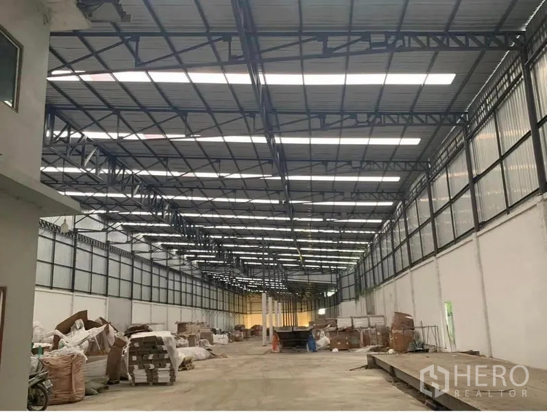 货栈 出租在Nakhon Pathom - Don Tum 仓库内部，钢结构高顶与采光板，混凝土地面及宽阔中央通道。